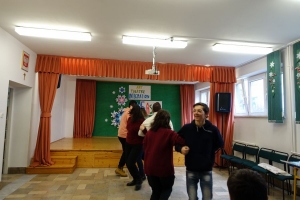 uczniowie tańczą, przedstawiają na scenie