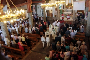 Zdjęcia przedstawiające wydarzenia z kościoła podczas nadania imienia KOU