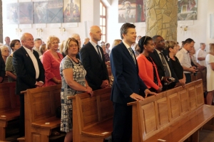 Zdjęcia przedstawiające wydarzenia z kościoła podczas nadania imienia KOU