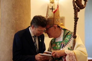 Zdjęcia przedstawiające biskupa Antoniego Długosza oznaczoengo Odznaką Honorową za Zasługi w Ochronie Praw Dziecka Infantis Dignitatis Defensori