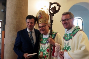 Zdjęcia przedstawiające biskupa Antoniego Długosza oznaczoengo Odznaką Honorową za Zasługi w Ochronie Praw Dziecka Infantis Dignitatis Defensori