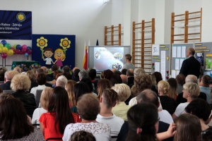 Pani wicedyrektor szkoły - Marta Woźniak, przedstawiła podjęte działania w celu nadania imienia szkole