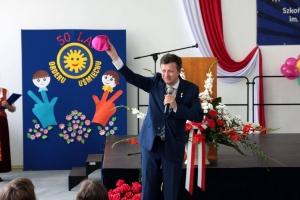 Zdjęcia w których pan Marek Michalak odznaczył medalem Rzecznika Praw Dziecka Miasto Rabka-Zdrój - Miasto Dzieci Świata