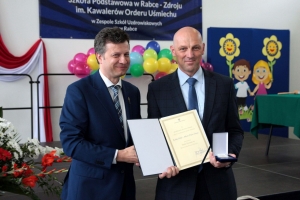 Zdjęcia w których pan Marek Michalak odznaczył medalem Rzecznika Praw Dziecka Miasto Rabka-Zdrój - Miasto Dzieci Świata