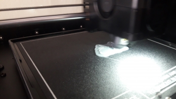 w drukarce 3d drukują się zajączki wielkanocne