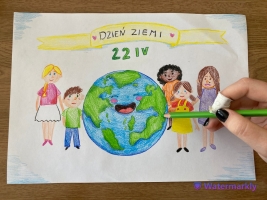 Zdjęcie prezentujące pracę uczniów z okazji światowego dnia ziemi w 2023