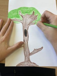 Praca plastyczna przedstawiająca drzewo