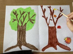 Dwie prace plastyczne przedstawiące drzewa