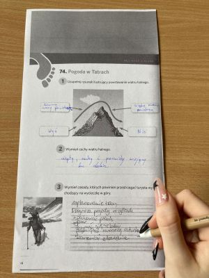 zdjęcie przedstawiające opisaną kartkę oraz dłoń z długopisem
