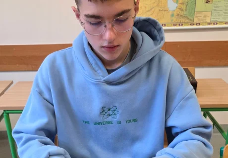 uczeń z kostką Rubika