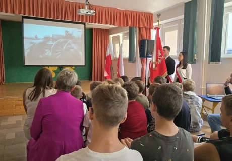 uczniowie oglądający prezentacje 