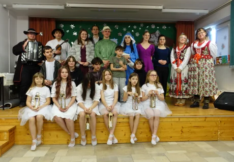 uczniowie przebrani na jasełka