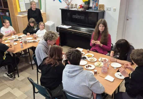 uczniowie przygotowują herbatę 