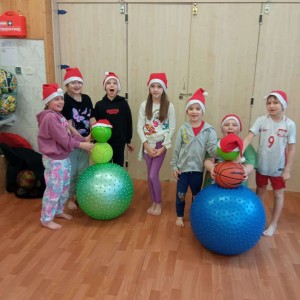 dzieci uprawiają sport