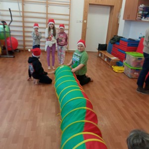 dzieci uprawiają sport