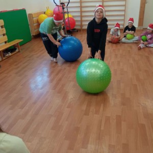 dzieci uprawiają sport