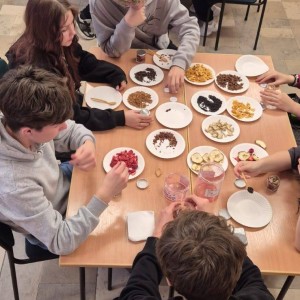 uczniowie przygotowują herbatę 