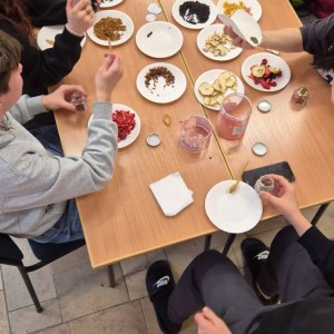 uczniowie przygotowują herbatę 