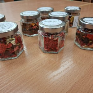 uczniowie przygotowują herbatę 