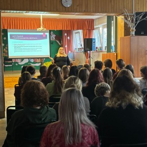 uczniowie z prelegentem