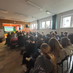 uczniowie z prelegentem