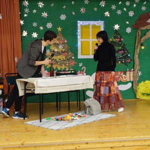 uczniowie grający w jasełkach