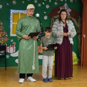 uczniowie grający w jasełkach