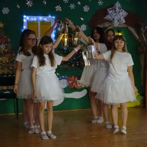 uczniowie grający w jasełkach