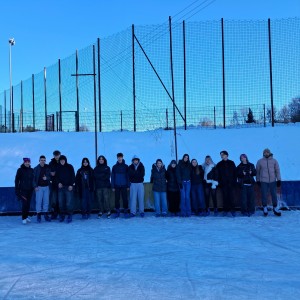 uczniowie na lodowisku