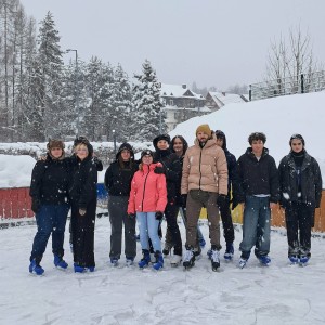 uczniowie na lodowisku