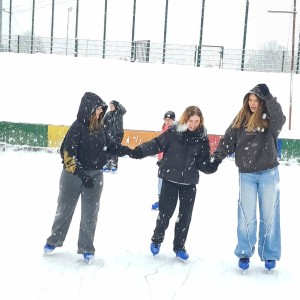 uczniowie na lodowisku