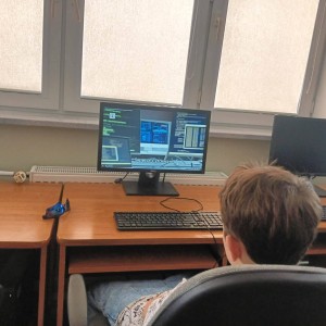 uczniowie przy komputerze