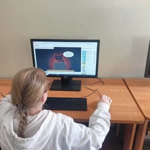 uczniowie przy komputerze