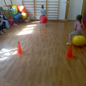 dzieci na sali gimnastycznej