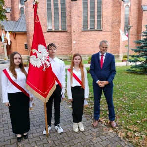 uczniowie i dyrektor