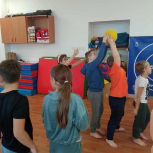 uczniowie uprawiają sport