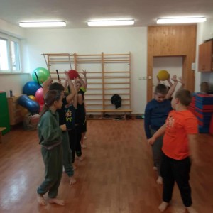 uczniowie uprawiają sport