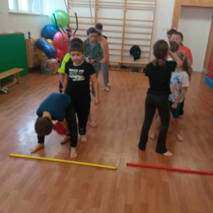 uczniowie uprawiają sport