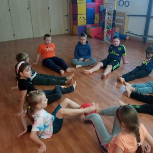 uczniowie uprawiają sport