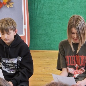 uczniowie czytający