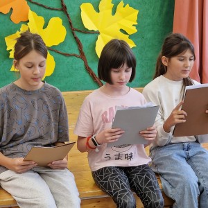 uczniowie czytający