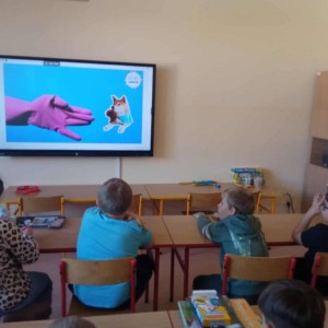 uczniowie oglądają prezentację