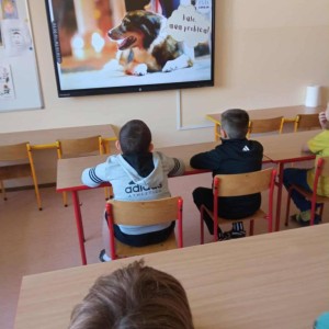 uczniowie oglądają prezentację