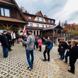 uczniowie przy ośrodku