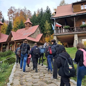 uczniowie przy ośrodku