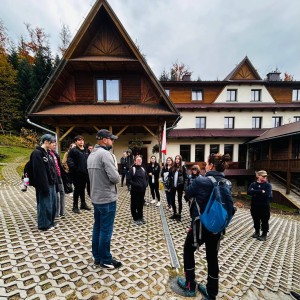 uczniowie przy ośrodku