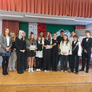 uczniowie śpiewają