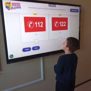 dziecko przed tablicą