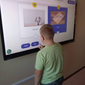 dziecko przed tablicą