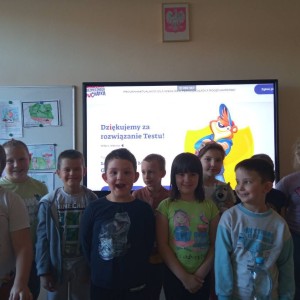 dzieci przed tablicą